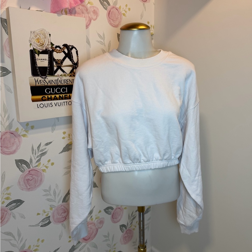 Alo Yoga Devotion Crewneck Pullover
in white. - Picture 2 of 6